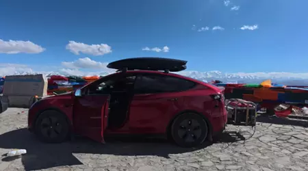 Een Tesla Model Y-eigenaar heeft een generator op zijn auto aangesloten voor een reis naar de Everest