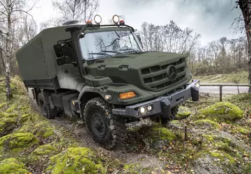 Mercedes-Benz Zetros vrachtwagens, Biber bestratingsmachine en ...