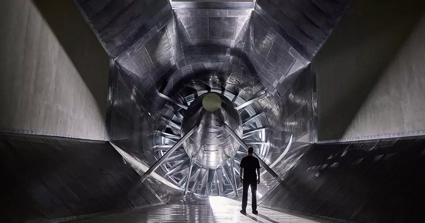 BMW heeft 's werelds grootste verticale windtunnel geopend (video)