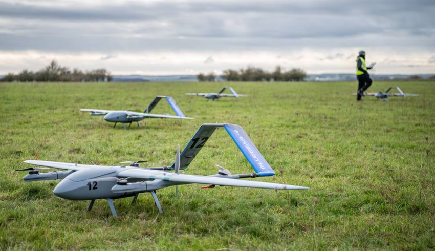 Zwerm drones bestuurd door kunstmatige intelligentie detecteerde en volgde verschillende doelen op het land en in de lucht.