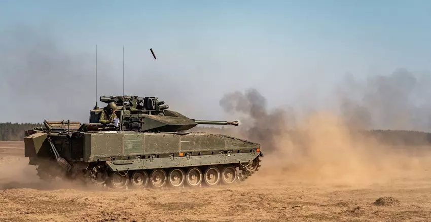 De eerste foto van een Zweeds CV90 infanteriegevechtsvoertuig met een 40mm kanon in Oekraïne is gepubliceerd