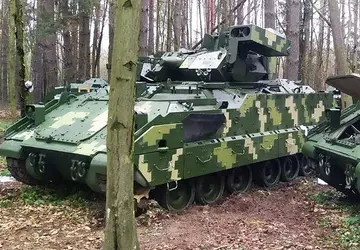 De M2 Bradley overleefde een BM-21 ...