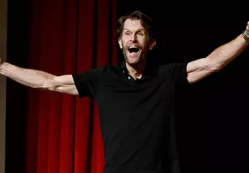 De stem van de legendarische Kevin ...