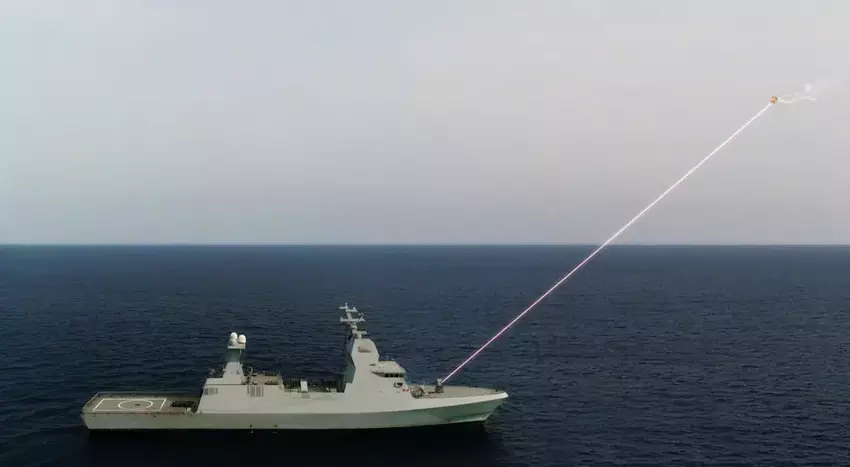 Rafael demonstreert de gevechtsprestaties van het Iron Beam laserwapen van het schip, dat drones en raketten vernietigt.