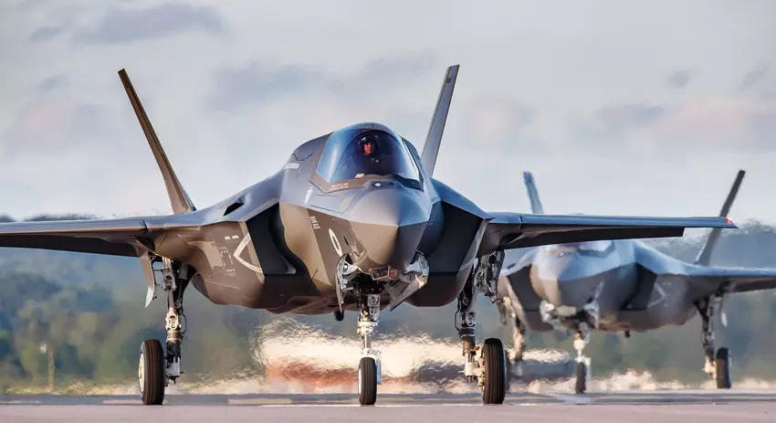 F-35 Lightning II lanceert voor het eerst AIM-120 AMRAAM-raketten tijdens deelname aan Arctic Challenge 2023