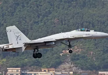 J-15 dekjager stort neer in China ...