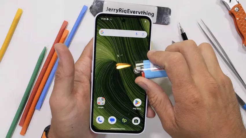 Modulair maar fragiel: de Fairphone 6 werd op de proef gesteld door tech blogger JerryRigEverything