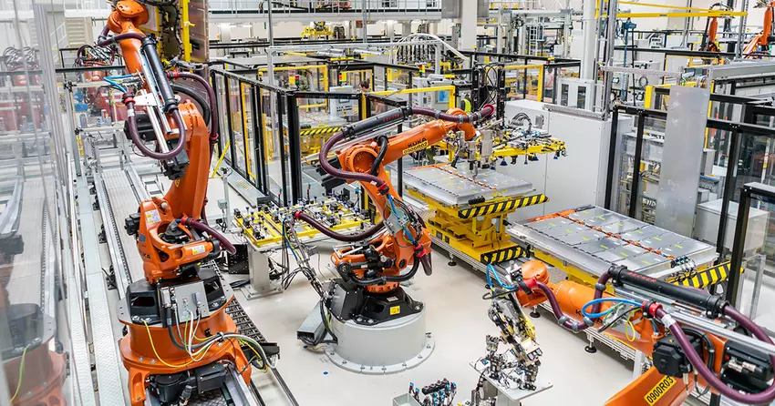 Robots op de productielijn voor hoogspanningsbatterijen in de Škoda Auto fabriek in Mladá Boleslav.
