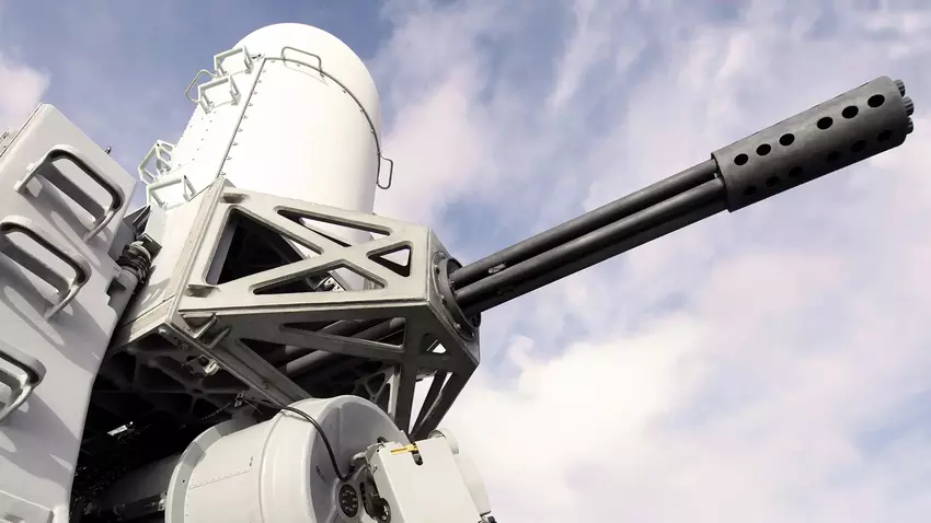 Een Japanse ingenieur heeft in zijn garage een tegenhanger gemaakt van het Mk 15 Phalanx CIWS luchtafweersysteem, dat kogels afvuurt voor een spelletje strikeball.
