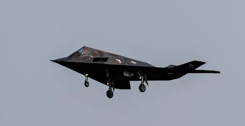 De Amerikaanse luchtmacht heeft tijdens een militaire oefening het futuristische F-117 Nigthhawk stealth aanvalsvliegtuig, dat in 2008 officieel uit dienst werd gesteld, opnieuw geïntroduceerd.