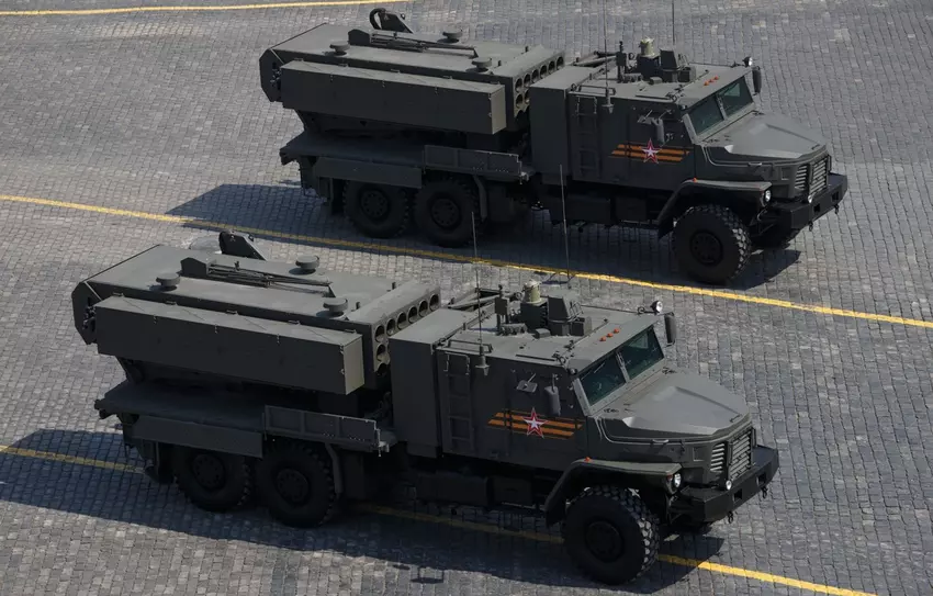 Voor het eerst toonden de Russen beelden van het gebruik van het TOS-2 zware vlammenwerpersysteem met thermobarische raketten.