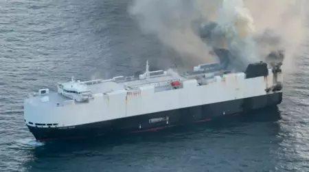 Een brandend schip vol auto's zonk in internationale wateren