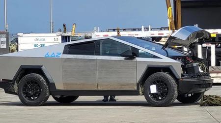 Een pre-productie Tesla Cybertruck elektrische pick-up truck uit het Los Angeles Auto Museum verkocht voor $400.000