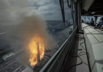 Nederlands marinefregat lanceert voor het eerst ...