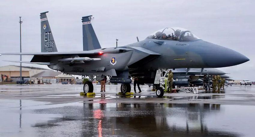 De Amerikaanse luchtmacht kan zes extra verbeterde F-15EX Eagle II gevechtsvliegtuigen kopen voor een bedrag van meer dan 80 miljoen dollar en de vloot uitbreiden tot 110 vliegtuigen.