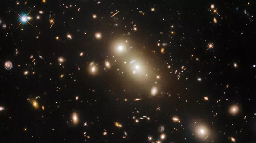 Hubble heeft een enorme cluster van sterrenstelsels op 2,6 miljard lichtjaar van de aarde gefotografeerd die kan helpen bij het onderzoek naar donkere materie.