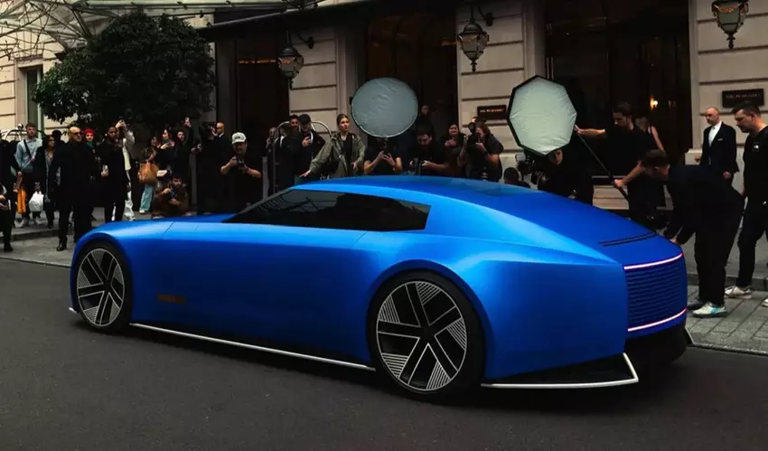 Je kunt er eindeloos naar kijken: de Jaguar Type 00 luxe concept car in ultramarijn heeft de Paris Fashion Week opgeluisterd.