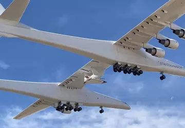 s Werelds grootste Stratolaunch Roc-vliegtuig heeft ...