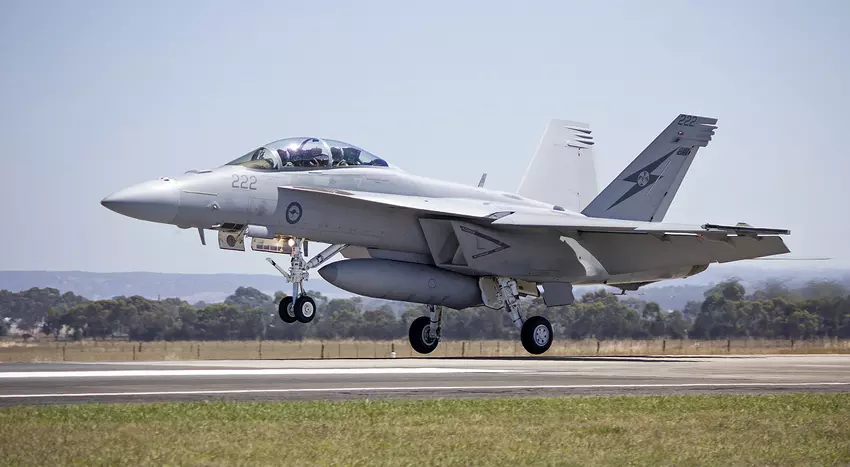 De Koninklijke Australische Luchtmacht gaat F/A-18E/F Super Hornet-toestellen moderniseren en de levensduur ervan met 10 jaar verlengen om het tekort aan gevechtsvliegtuigen aan te vullen.