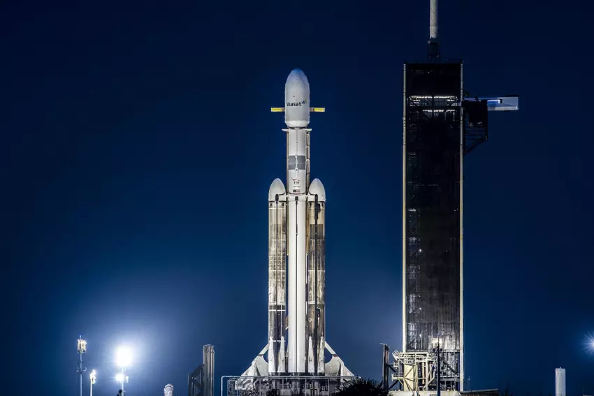 Falcon Heavy voltooit met succes zesde missie in zijn geschiedenis - SpaceX stuurt drie satellieten de ruimte in
