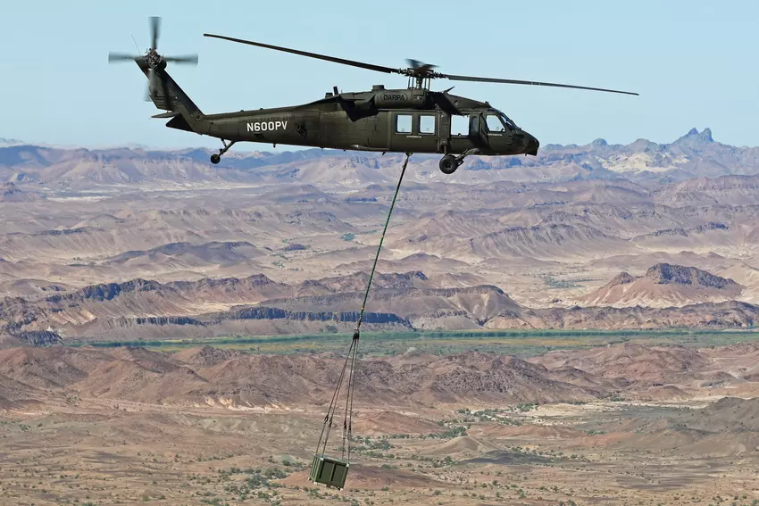Een onbemande helikopter van het type Sikorsky UH-60M Black Hawk vervoert vracht tijdens de oefening Convergence 2022. Illustratie: Lockheed Martin