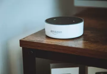 Amazon schrapt honderden Alexa-medewerkers om spraakassistent ...