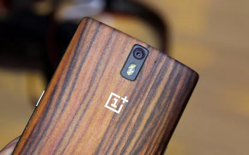 Insider: OnePlus 12 zou een speciale versie kunnen krijgen met een houten achterpaneel zoals de OnePlus One en OnePlus 2