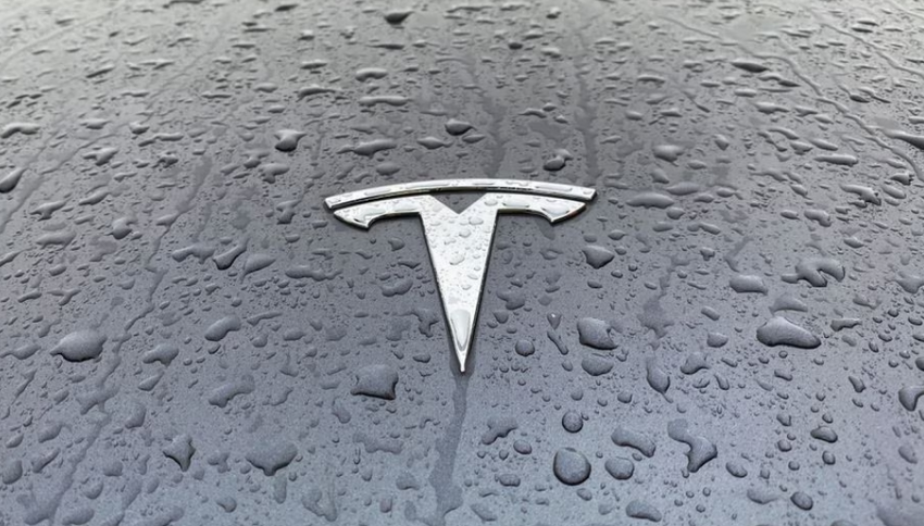 Tesla automatische piloot botst op geparkeerde vrachtwagen in Pennsylvania