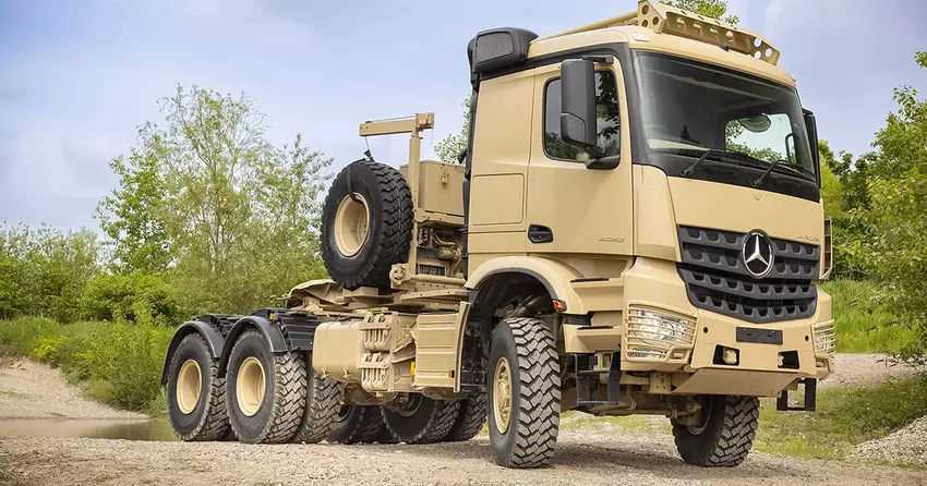 Mercedes-Benz presenteert de Arocs 4042 AS 6x6 legertrekker op IDEX 2025