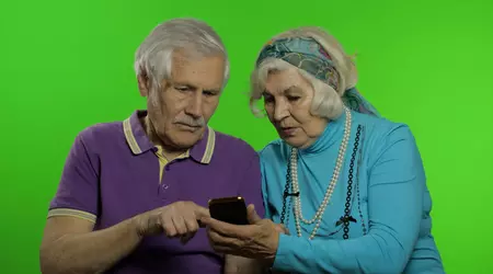 "Smartphone voor iedereen boven de 60: meer vragen dan we allemaal beseffen