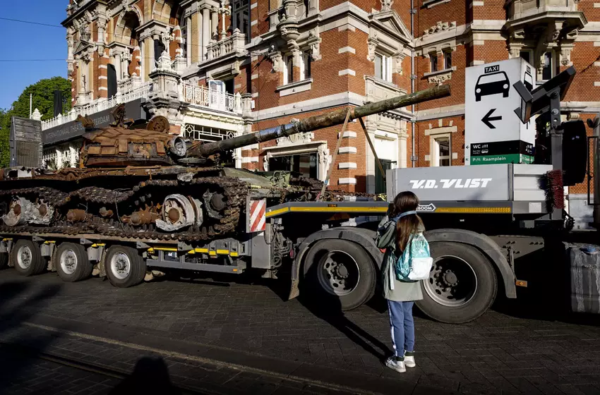 T-72B in Nederland - vernietigde Russische tank op het Leidseplein in het centrum van Amsterdam