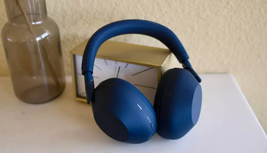 Sony WH-1000XM6 draadloze noise-cancelling hoofdtelefoon vliegtuig