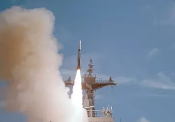 De Amerikaanse destroyer USS Carney gebruikte ...