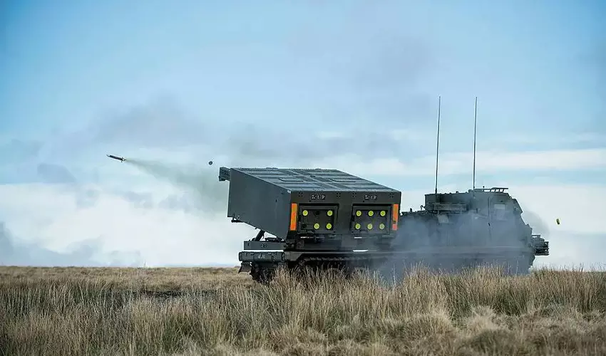 Het VK zal zijn vloot van verbeterde M270B2 MLRS meervoudige lanceerraketsystemen uitbreiden met een veelbelovend lanceerbereik tot 1.000 km.