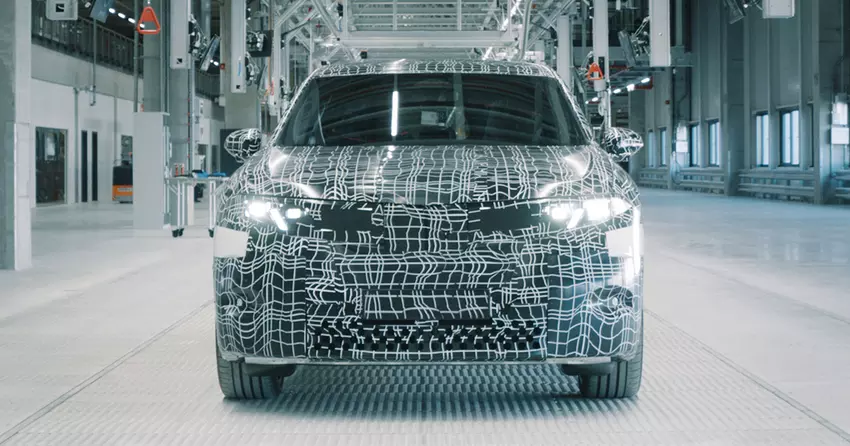 BMW iX3 Neue Klasse prototype in de BMW Group fabriek in Debrecen