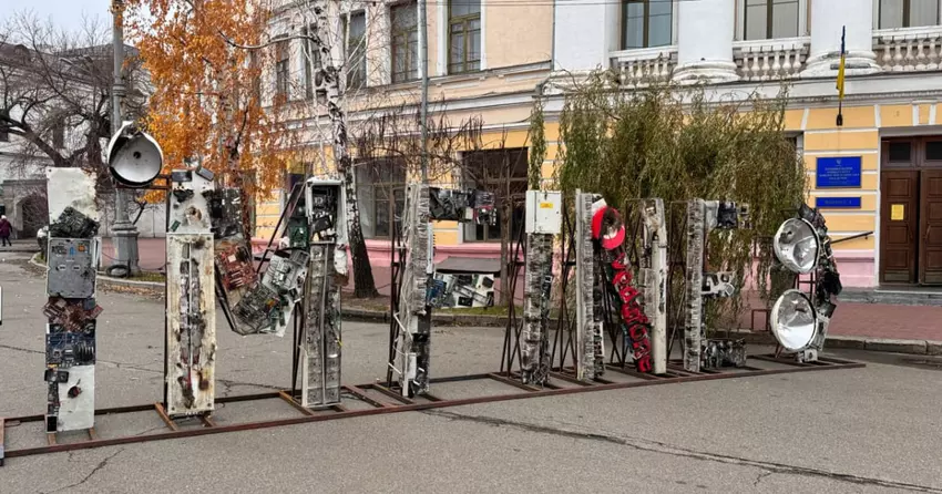 Een installatie van Vodafone's gemangelde telecomapparatuur werd geïnstalleerd in Kiev: het resultaat van 884.610 ongelukken en $2 miljard aan verliezen