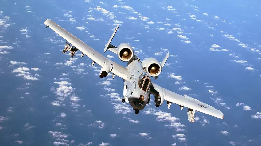 Gowan luchtmachtbasis vervangt legendarische A-10 Thunderbolt II straaljagers door F-16 Fighting Falcon gevechtsvliegtuigen van de vierde generatie