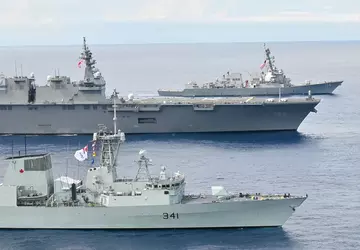 USS Ralph Johnson en HMCS Ottawa ...