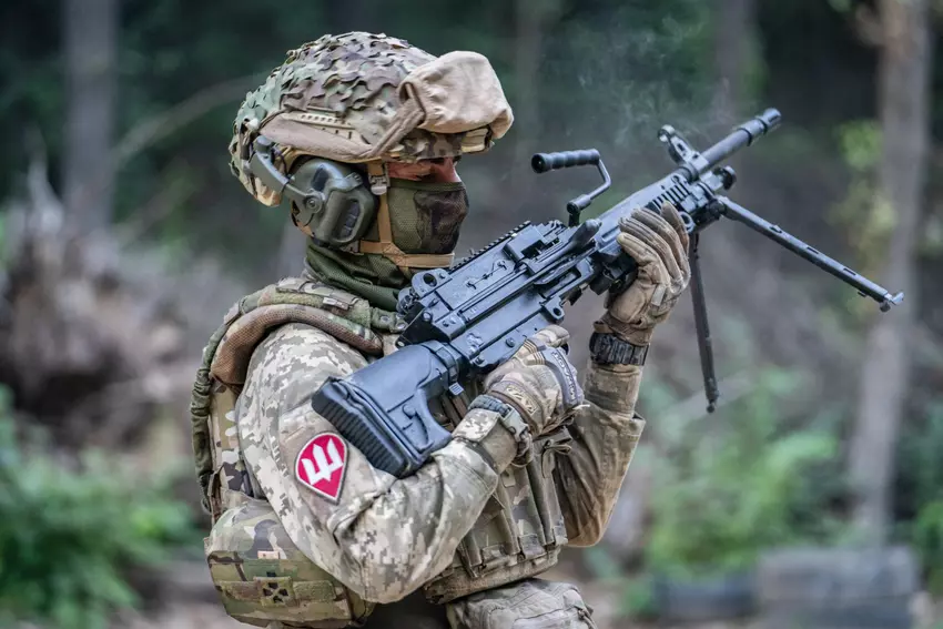 FN Minimi in de 82e Gemechaniseerde Brigade. Illustratie: "Kom levend terug"