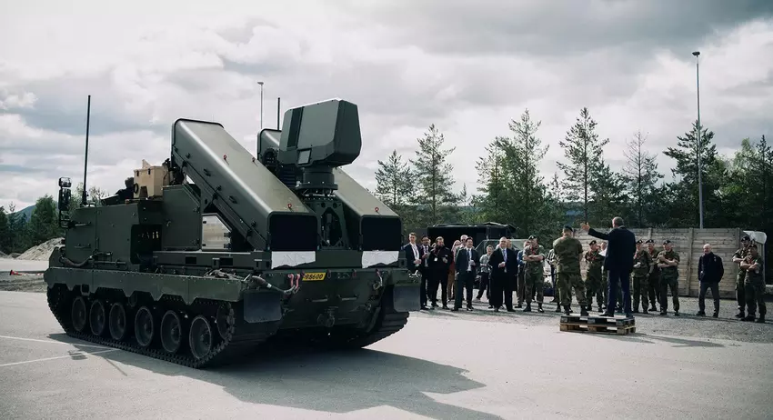 Kongsberg onthult NASAMS zelfrijdend luchtafweerraketsysteem met IRIS-T raketten gebaseerd op het Duitse ACSV G5 pantservoertuig