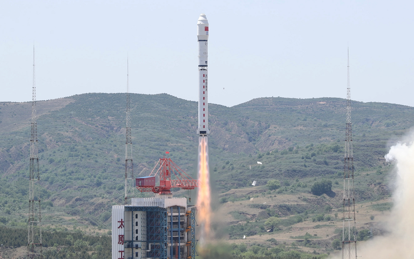 China's Long March 4D raket vestigt nationaal record voor lancering van satellieten in één enkele missie