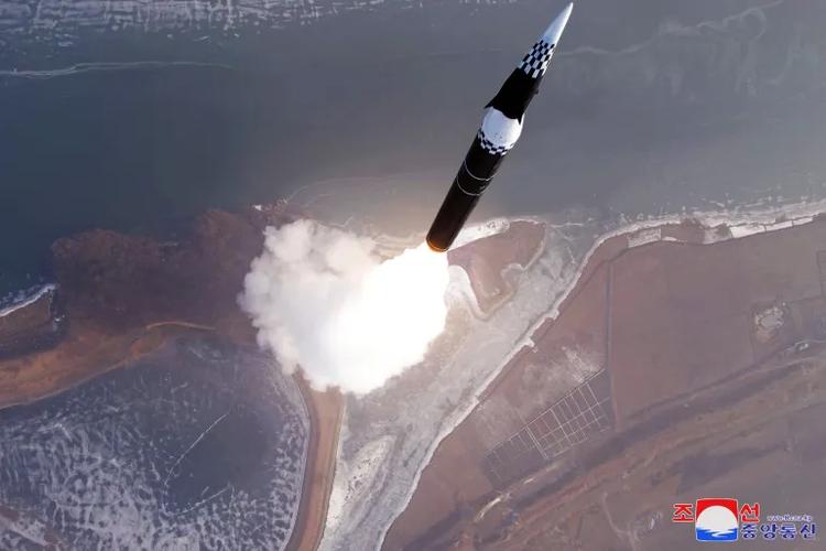 Noord-Korea test nieuwe ballistische raketten, die ...