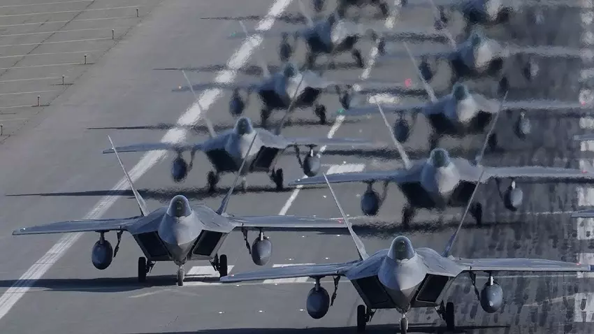 BAE Systems zal vijf jaar lang het geavanceerde elektronische oorlogsvoeringssysteem AN/ALR-94 ondersteunen in de vijfde generatie F-22 Raptor gevechtsvliegtuigen.