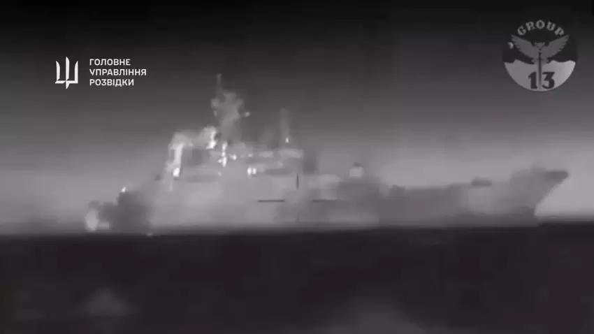 De Algemene Inlichtingendienst van Oekraïne liet zien hoe het Russische schip "Caesar Kunikov" werd vernietigd met behulp van Magura V5 marinedrones (video)