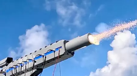 Japan heeft als eerste land ter wereld een elektromagnetisch railgun op een schip getest - het kanon kan een 40 mm projectiel versnellen tot 2,23 km/sec.