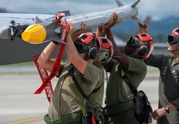 AlM-9M luchtverdedigingsraketten, HIMARS-munitie en TOW antitankraketten: ...