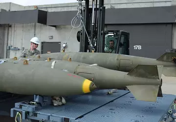 Trump heft Biden's verbod op bommen ...