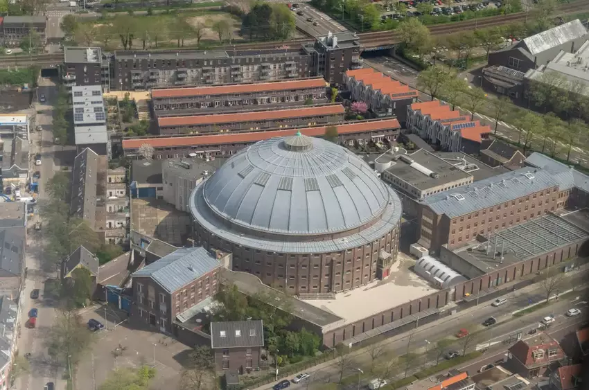 Amazon heeft van de voormalige Nederlandse gevangenis de Koepel een kantorencomplex gemaakt