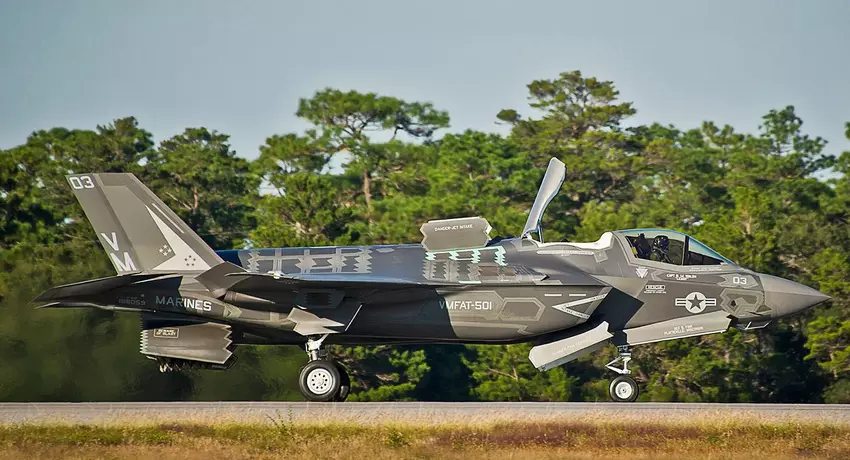 Het wrak van een 80 miljoen dollar kostend F-35B gevechtsvliegtuig van de vijfde generatie dat op de automatische piloot wegvloog nadat de piloot uit het vliegtuig was gesprongen, is gevonden in de VS.