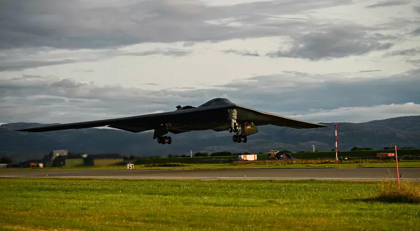 Amerikaanse B-2 Spirit kernbommenwerper voor het eerst in de geschiedenis geland op het Europese vasteland